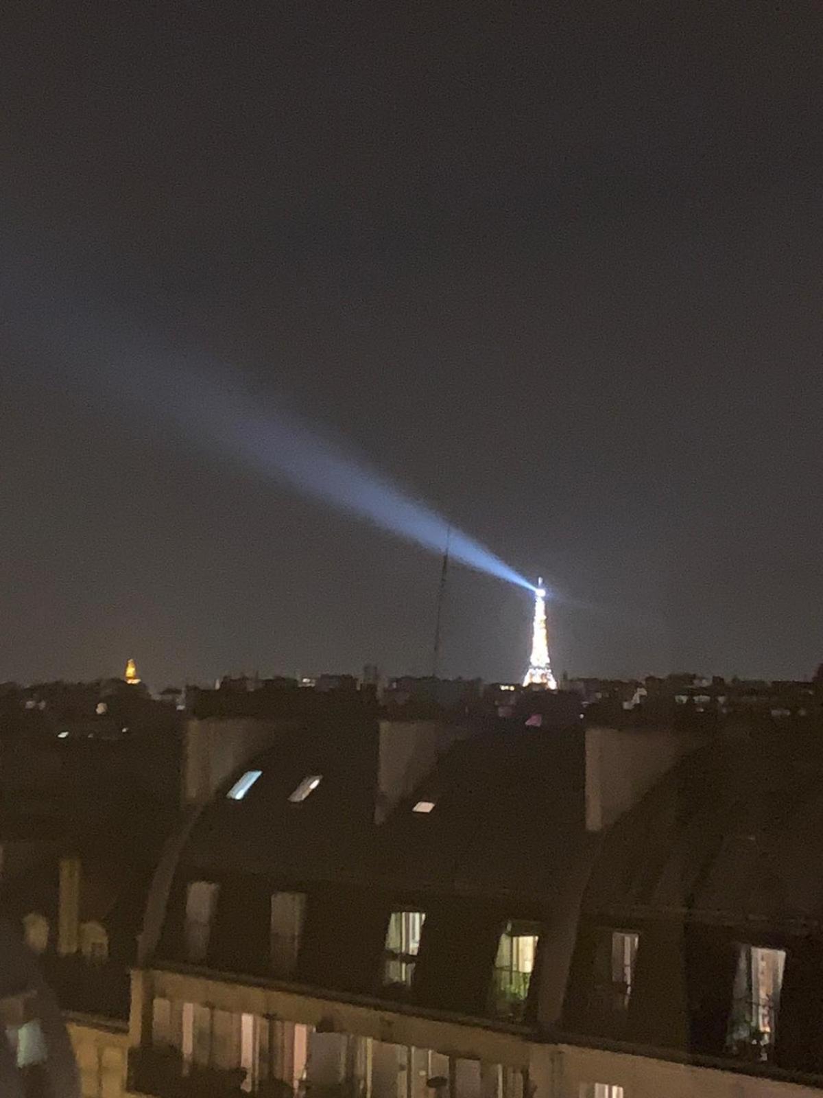 Amazing Eiffel Views At Cool Central Area Apartment Paris Bagian luar foto